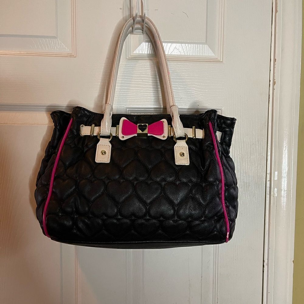 Betsey Johnson black quilted heart large Satchel beige & fuchsia bow & …